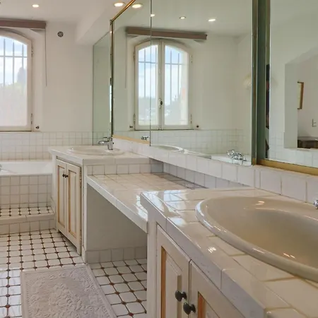 Magnifique Provencal Avec Piscine Et Vue *