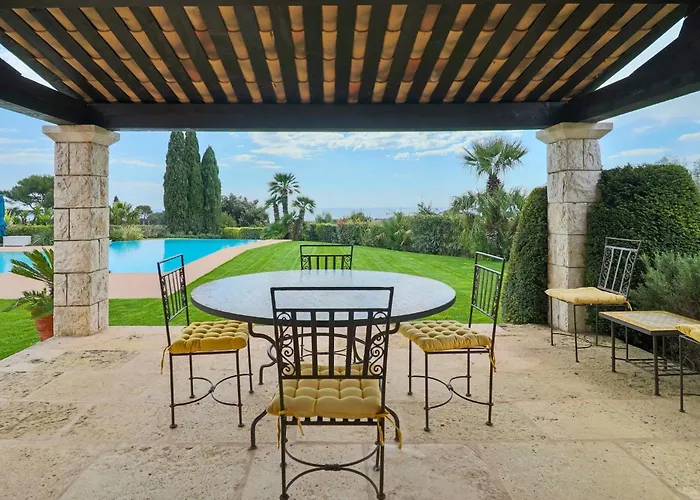 Magnifique Provencal Avec Piscine Et Vue Villa Antibes
