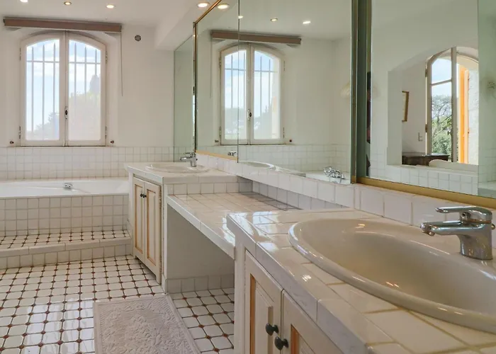 Magnifique Provencal Avec Piscine Et Vue *